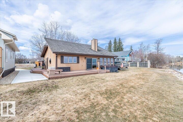 Property Photo: 35 Lakeshore Dr AB T0C 2V0