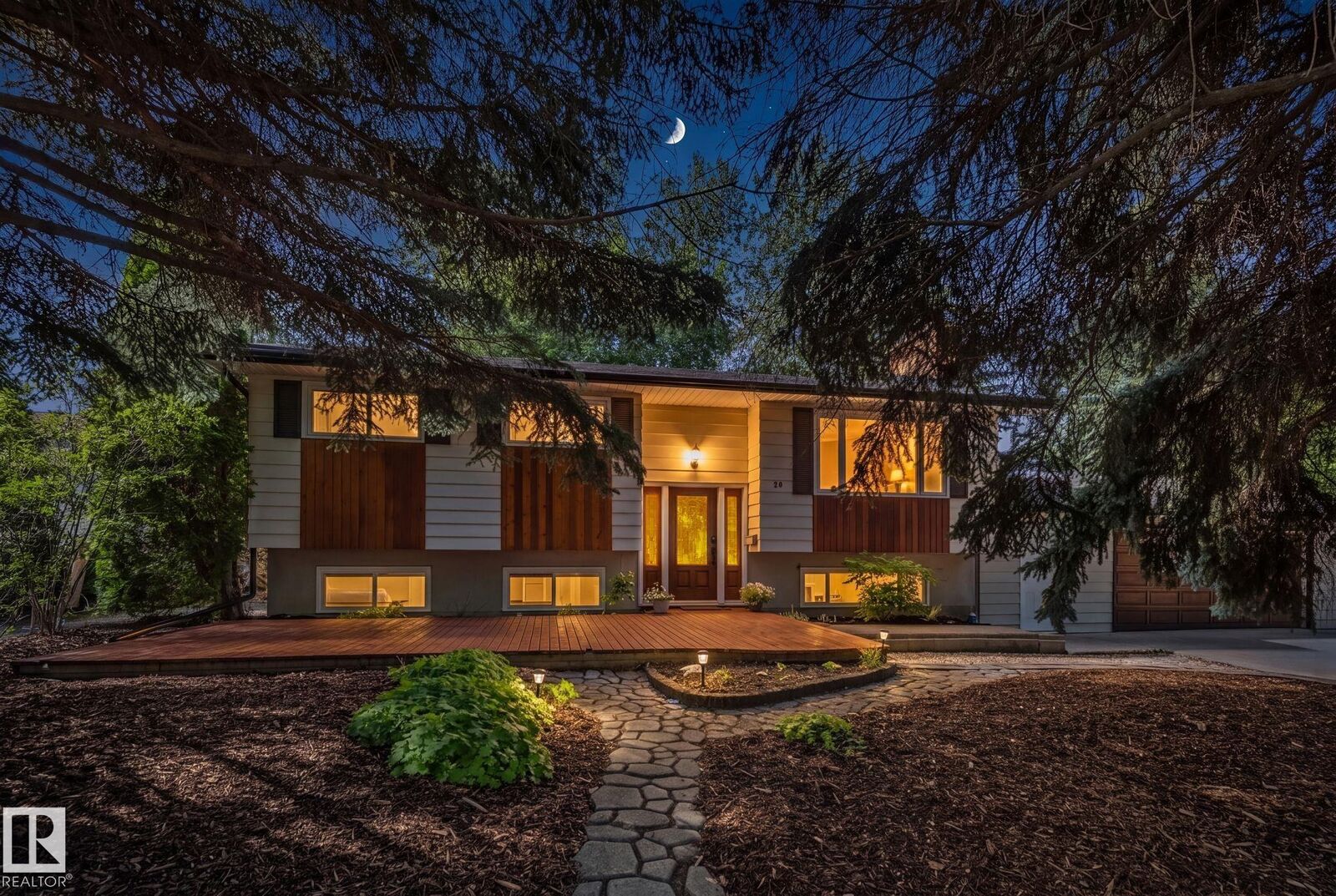 Property Photo:  20 Beacon Crescent  AB T8N 0A2 