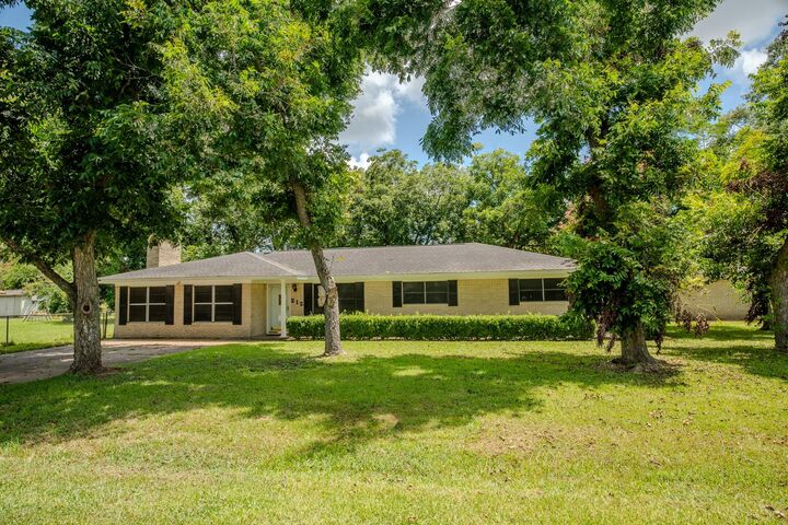 Property Photo: 212 Avenue B TX 77422