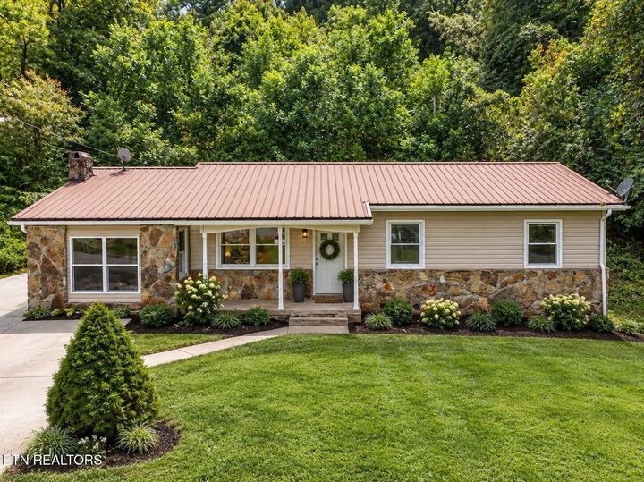 Property Photo: 232 E Robbins St TN 37762