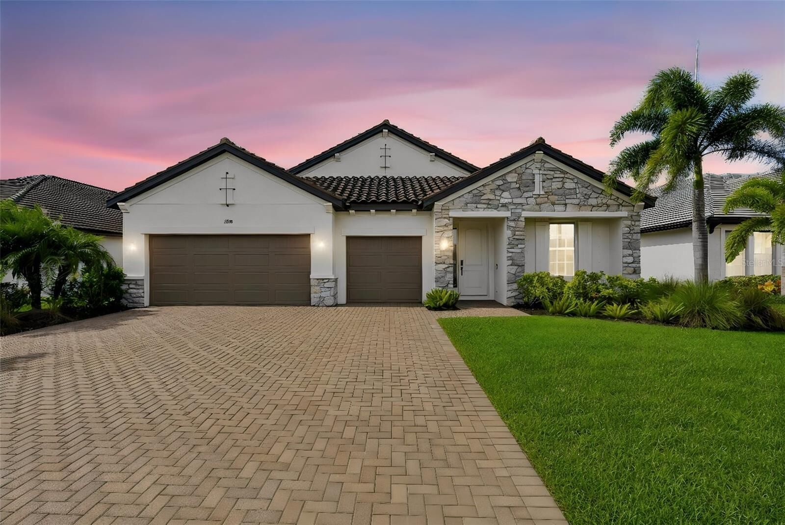 Property Photo: 2128 Woodleaf Hammock Court FL 34211
