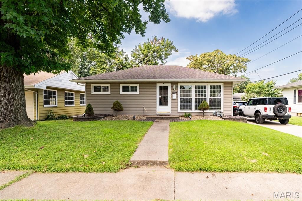 Property Photo:  2929 Wayne Avenue  IL 62040 