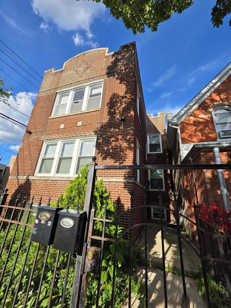 Property Photo:  1543 N Avers Avenue  IL 60651 