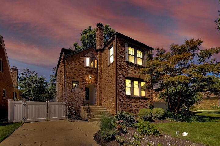 Property Photo:  1820 S Ashland Avenue  IL 60068 