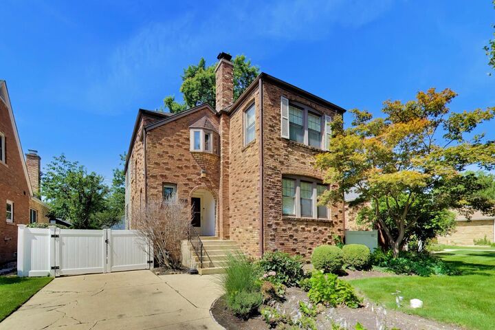 Property Photo:  1820 S Ashland Avenue  IL 60068 