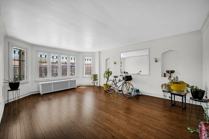 Property Photo:  7428 S Bennett Avenue  IL 60649 