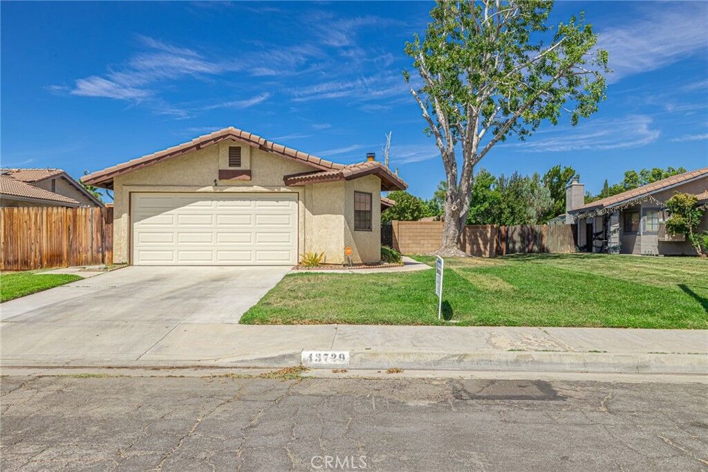 Property Photo:  43729 La Paz  CA 93535 