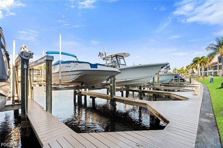 Property Photo: 4230 SE 20th Place 302 FL 33904
