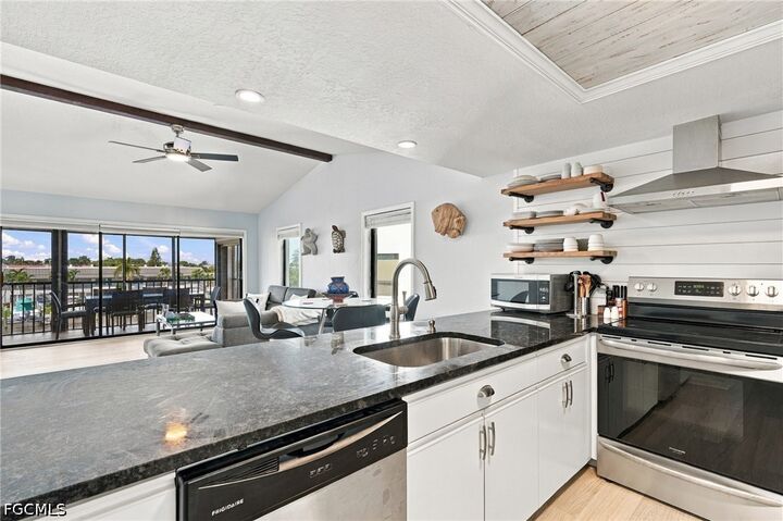Property Photo:  4230 SE 20th Place 302  FL 33904 