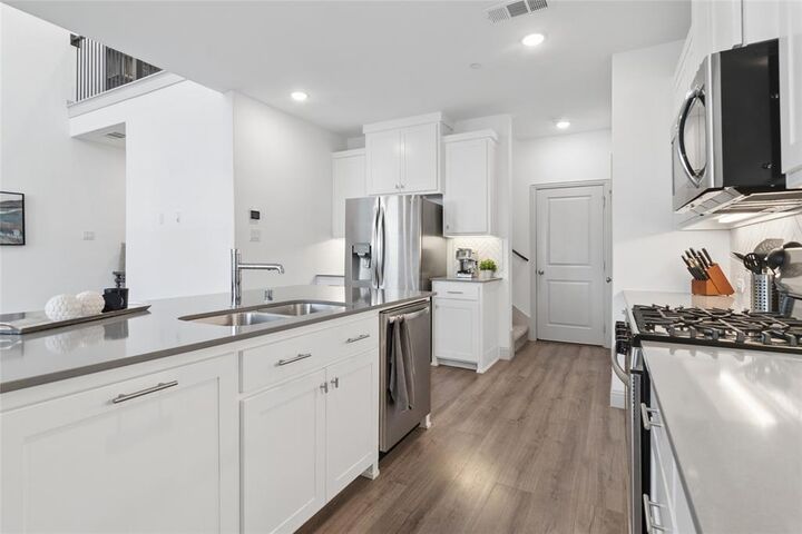 Property Photo: 1336 Hill Country Place TX 75009