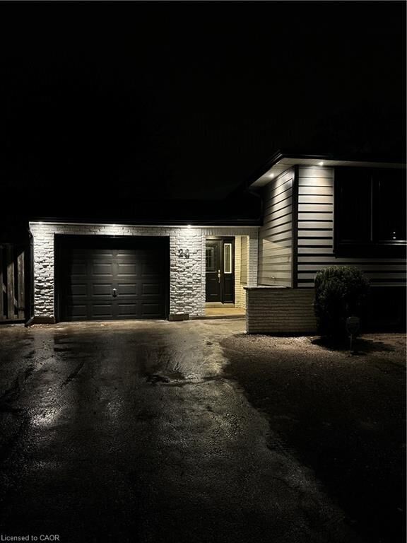 Property Photo:  26 Greyfriar Drive 2  ON L9C 4S2 