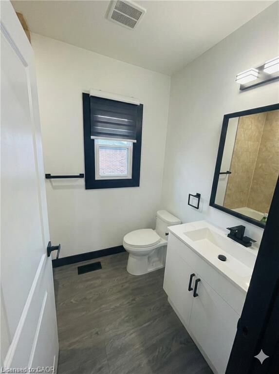 Property Photo:  1048 Fennell Avenue E Main  ON L8T 1R6 