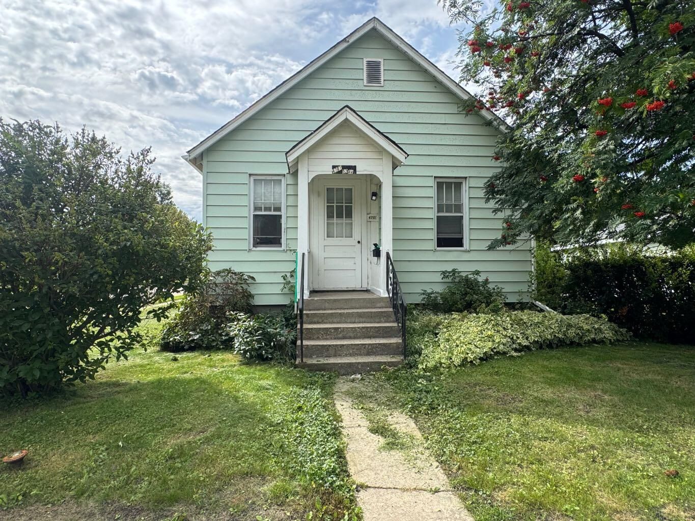 Property Photo:  4701 52 Avenue  AB T9A 0W5 