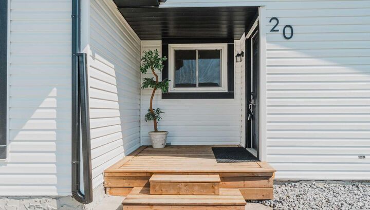 Property Photo: 20 Castlegrove Way NE AB T3J 1T7
