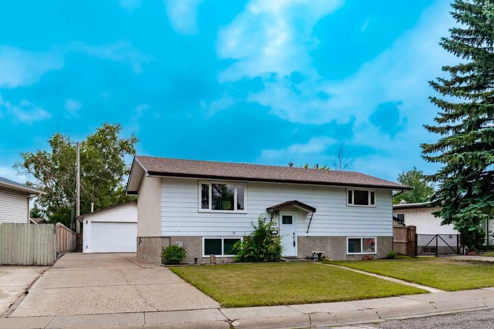 Property Photo: 152 Maddock Way NE AB T2A 3X3