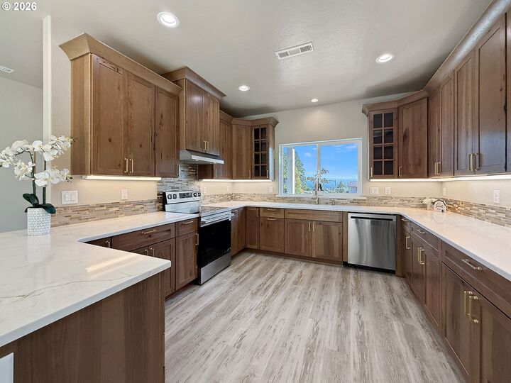 Property Photo: 891 Joshua Ct OR 97415
