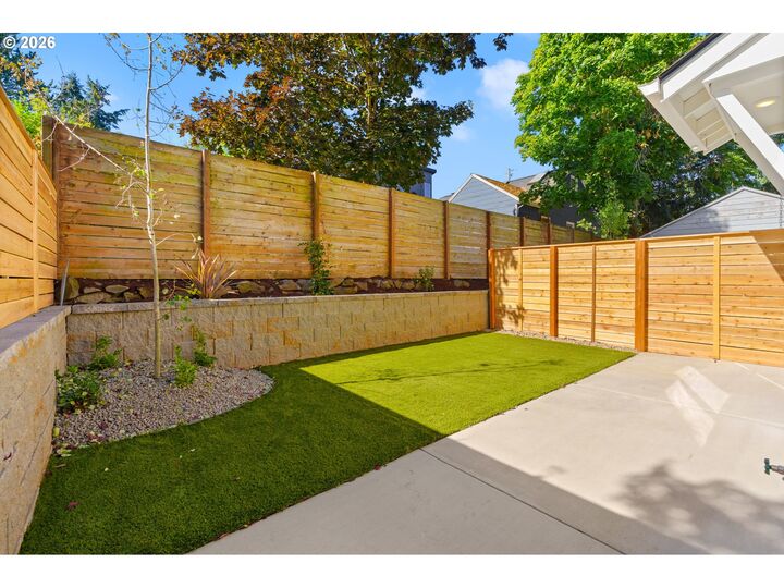 Property Photo:  1524 NE Jarrett St D  OR 97211 