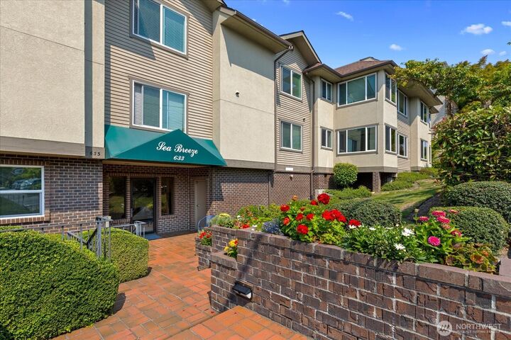 Property Photo: 633 Main Street 104 WA 98020