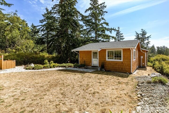 Property Photo: 1002 Carl Avenue WA 98277