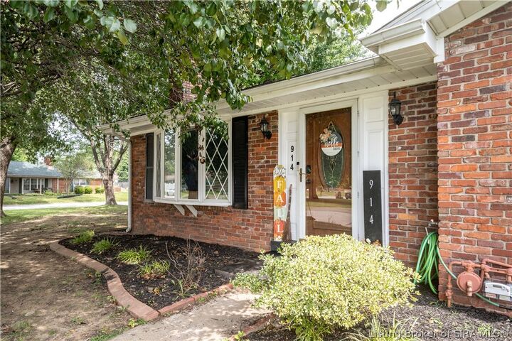 Property Photo:  914 Longfield Drive  IN 47129 