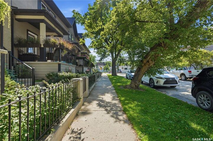 Property Photo:  719 14th Street E  SK S7N 0P6 