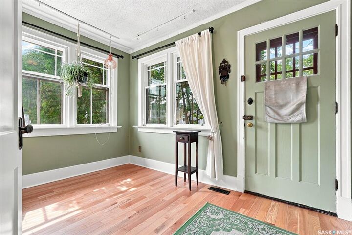 Property Photo:  902 4th Avenue N  SK S7K 2N6 