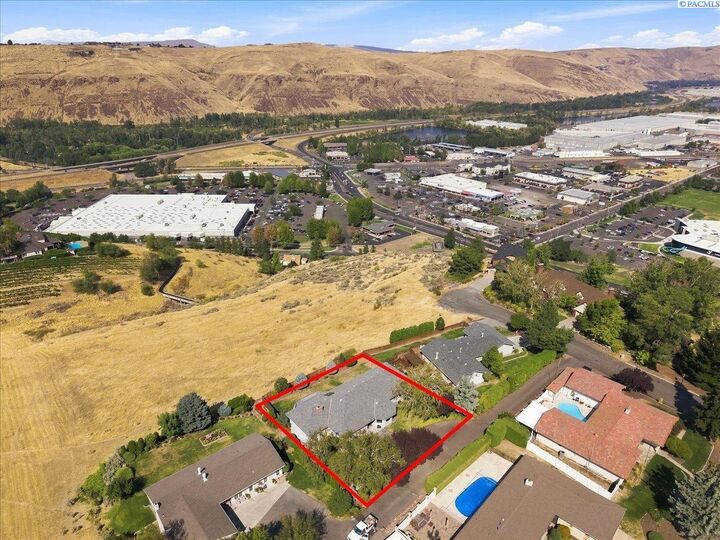 Property Photo:  1104 Fellows Dr  WA 98908-2204 