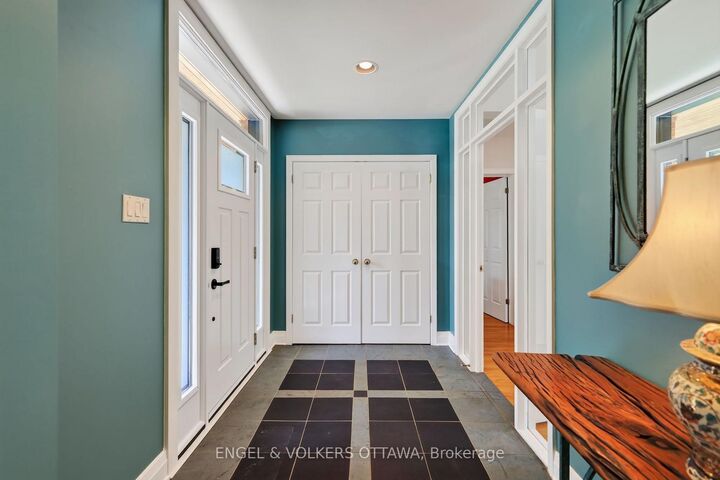 13 Chinook Crescent — photo 1