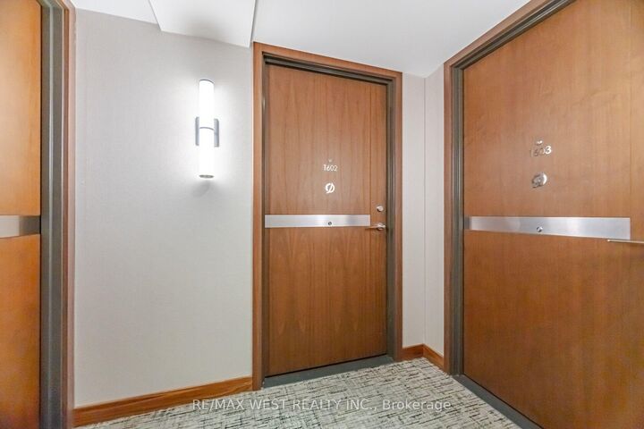 Property Photo: 17 Bathurst Street 1602 ON M5V 0N1
