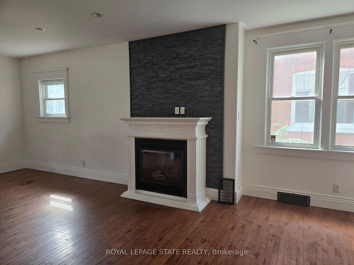 Property Photo: 40 Lynnwood Avenue ON N3Y 2V6