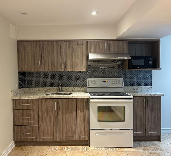 Property Photo:  36 Bendamere Cre Crescent Entire Two-Bedroom Bsmt  ON L3P 6Y1 