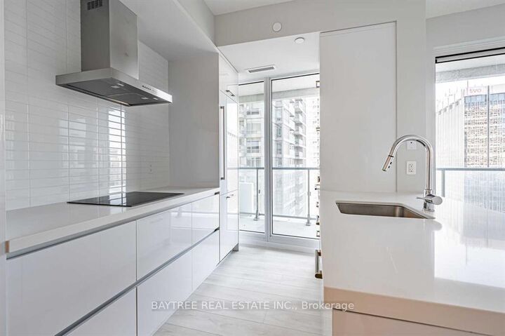 Property Photo:  2221 Yonge Street 4008  ON M4S 0B8 