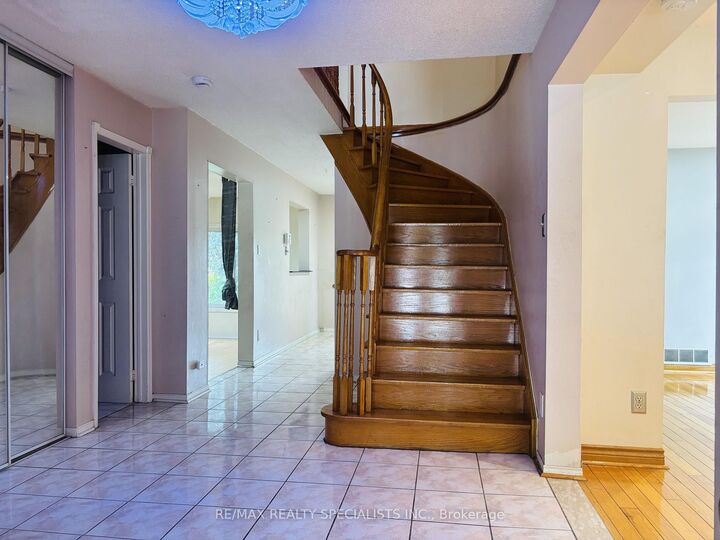 Property Photo: 33 Cherrytree Drive ON L6Y 3L7