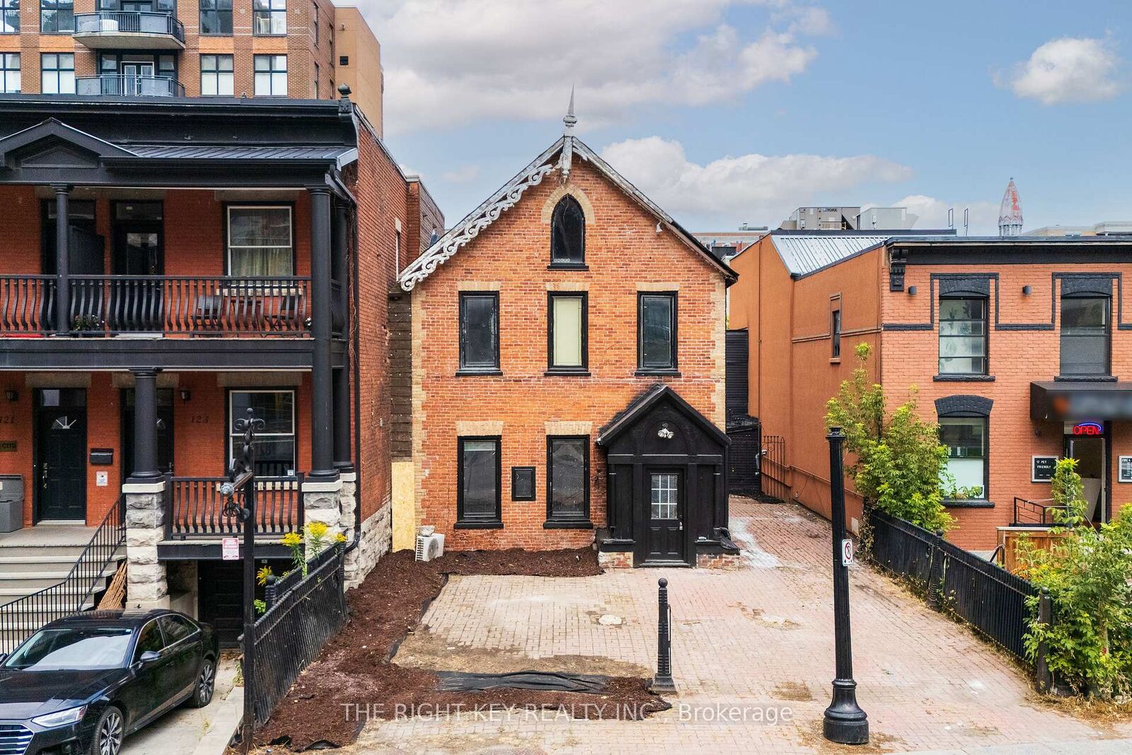 Property Photo:  127 York Street  ON K1N 5T4 