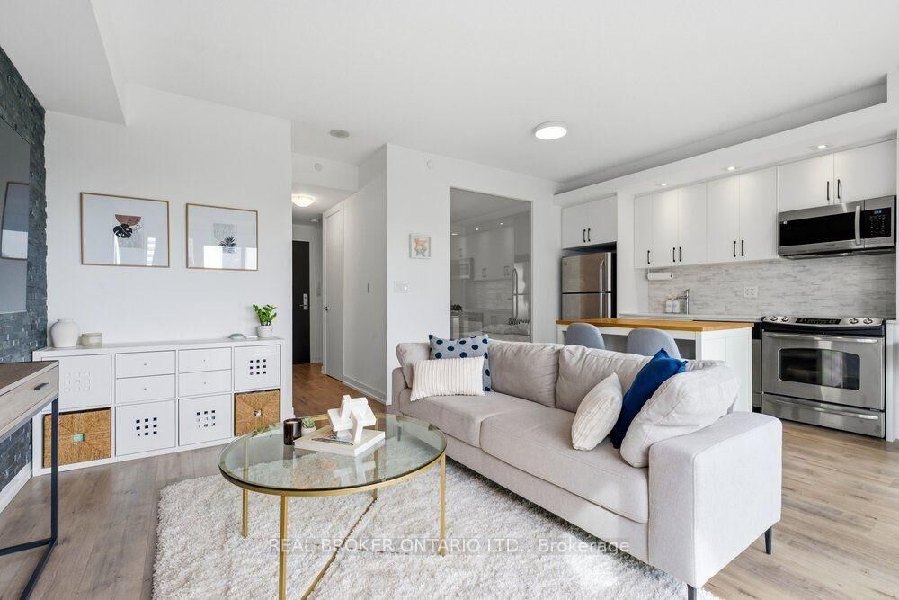 Property Photo:  165 Legion Road N 825  ON M8Y 0B3 