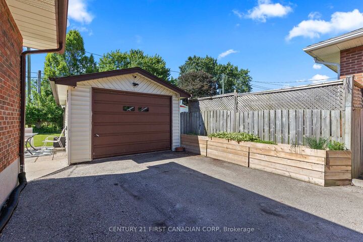 Photo de la propriété: 407 Vermont Avenue ON N5Z 3E4
