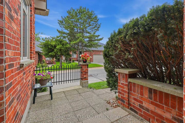 Property Photo: 400 Ambleside Drive 31 ON N6G 4Y7