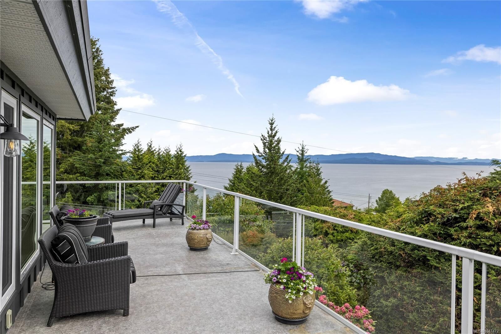 Property Photo: 372 Crescent Rd W BC V9K 1J7