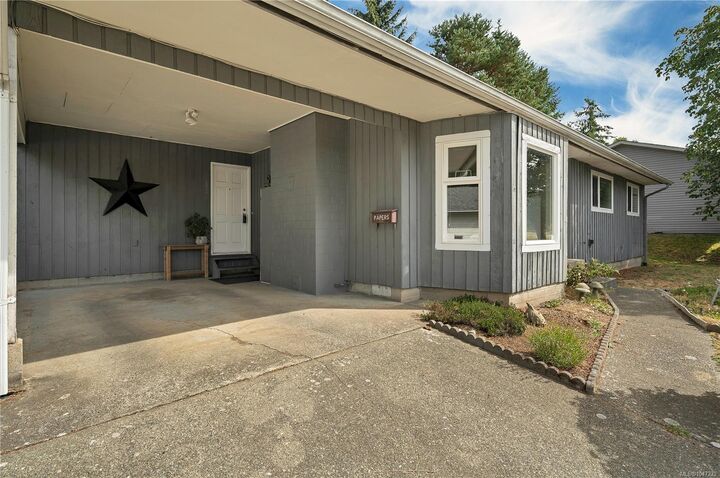 Property Photo: 696 Shellbourne Blvd BC V9W 5H1