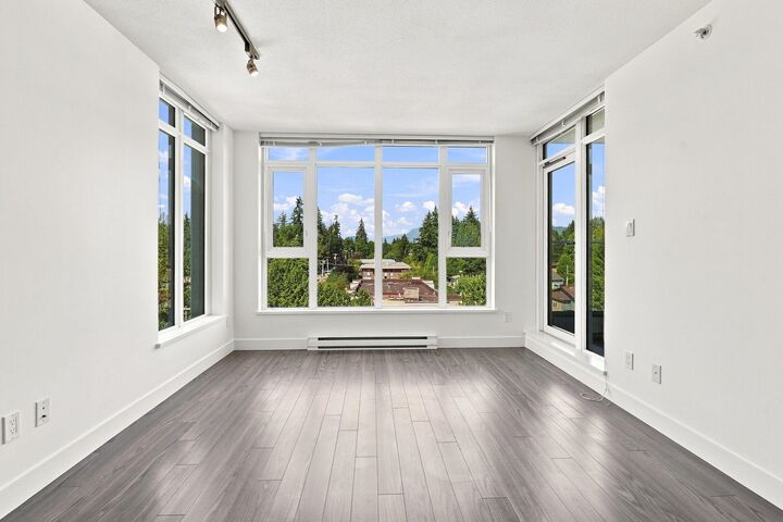 Property Photo: 958 Ridgeway Avenue 905 BC V3K 0C5