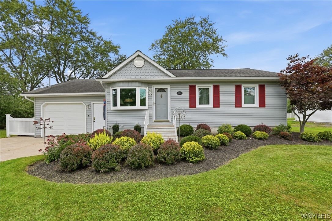 Property Photo:  624 Alt Boulevard  NY 14072 