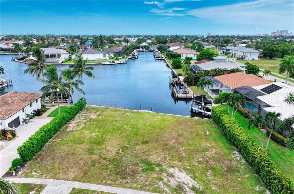 Property Photo: 1511 Jamaica Ct FL 34145