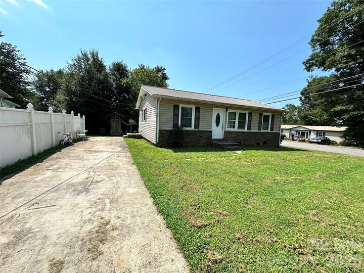 Property Photo:  601 E Saunders Avenue  NC 28658 