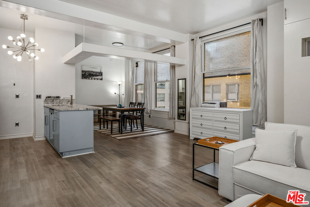 Property Photo:  215 W 7th St, Unit 803  CA 90014 