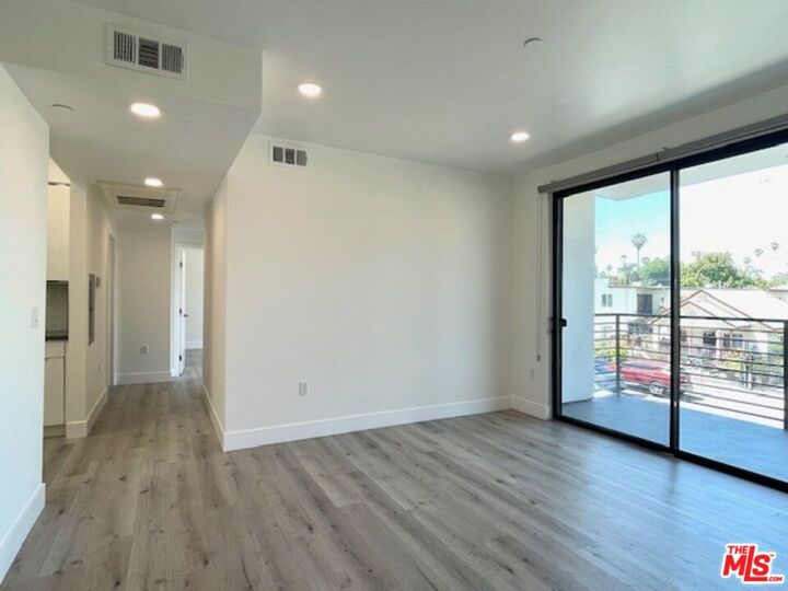 Property Photo: 14612 Calvert St, Unit 202 CA 91411