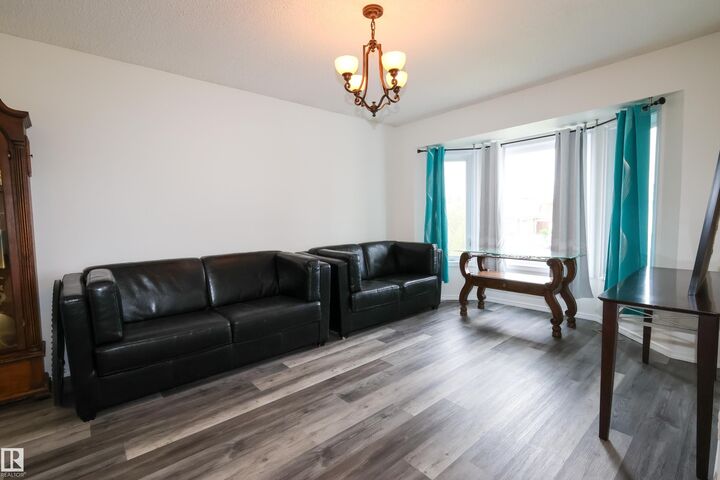Property Photo:  3467 39 Street NW  AB T6L 3Y9 
