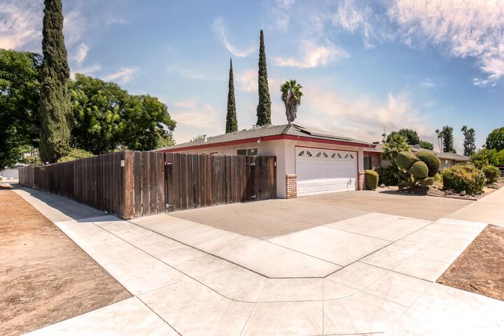 Property Photo: 7466 N 4th CA 93720