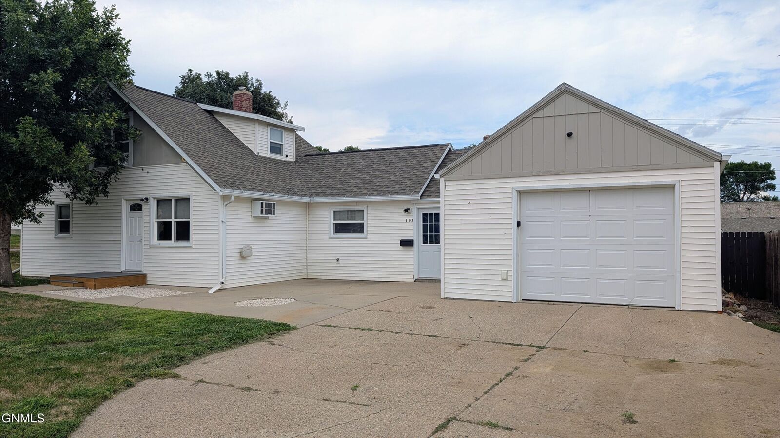 Property Photo:  110 9th Avenue NW  ND 58554 