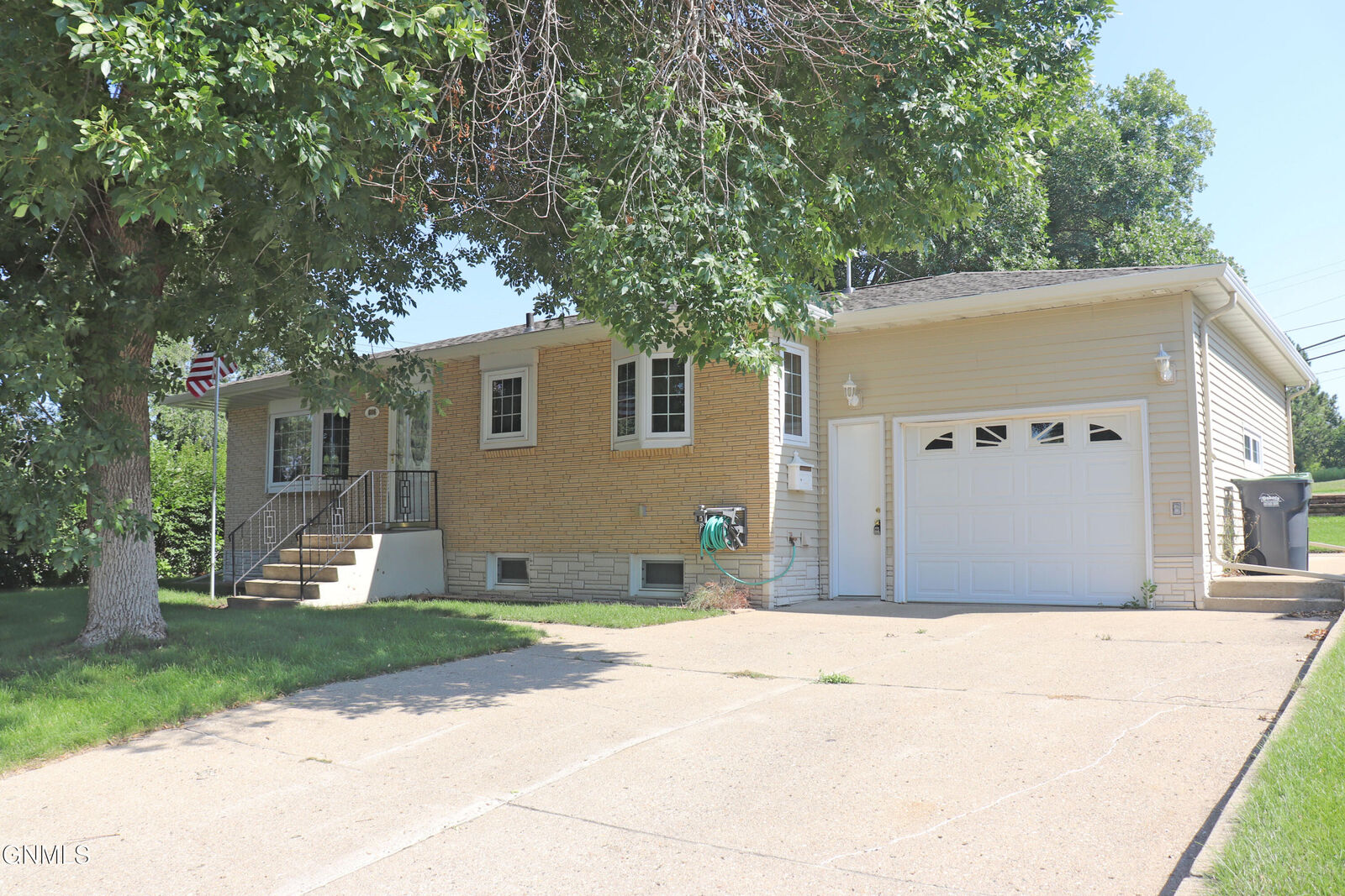 Property Photo:  606 10th Avenue NW  ND 58554 