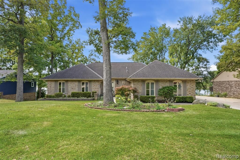 Property Photo: 152 Overlake MI 48362